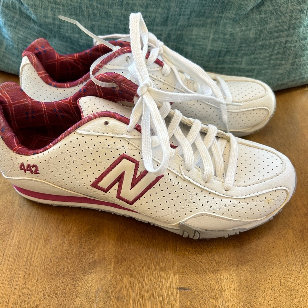 NWT New Balance Shoes 442 Lite Weight White Purple sz 5